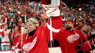 Opory Detroitu Chris Osgood a Tomas Holmström slaví postup do finále Stanley Cupu.