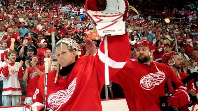 Opory Detroitu Chris Osgood a Tomas Holmström slaví postup do finále Stanley Cupu.