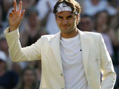 Švýcarský tenista Roger Federer ve svém speciálním saku po vítězství nad Tomášem Berdychem v osmifinále Wimbledonu.