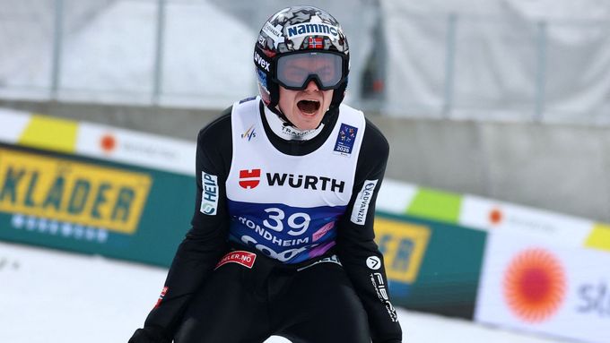 Norský skokan na lyžích Marius Lindvik se raduje poté, co na mistrovství světa obsadil druhé místo v závodě na velkém můstku