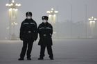 Peking poprvé vyhlásil červený stupeň pohotovosti. Kvůli smogu zavírá školy