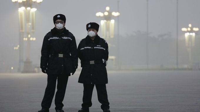 Policisté na Náměstí Nebeského klidu se proti znečištěnému ozvduší chrání rouškami.