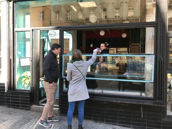 Restaurace v Praze 7 nabízí výdej jídel s sebou, zákazníkům poskytuje přímo na místě i dezinfekci.