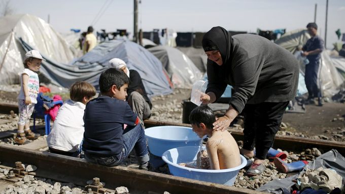 Uprchlíci v Idomeni potřebují psychologickou pomoc, podle policie se tam ale jen kempuje, říká koordinátor Jan Zeman.