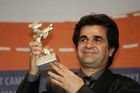 Íránský soud poslal režiséra Panahího na 6 let za mříže