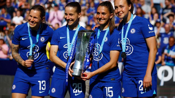 Kateřina Svitková (vlevo) s parťačkami z Chelsea s trofejí pro vítězky ženské Super Ligy