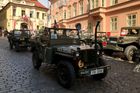 Konvoj osvobození, který v pátek projel Prahou, připomněl 77. výročí osvobození západních Čech americkou armádou.