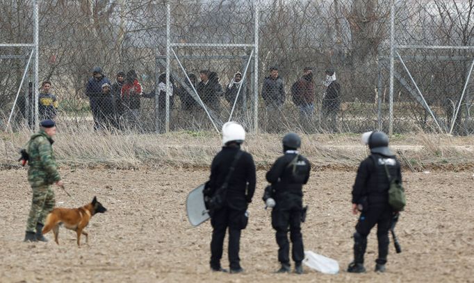 Migranti na řecko-turecké hranici.