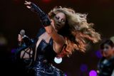 Beyoncé si mohla připadat jako na koncertě, protože část diváků mohl o přestávce Super Bowlu přímo na hřiště k pódiu.