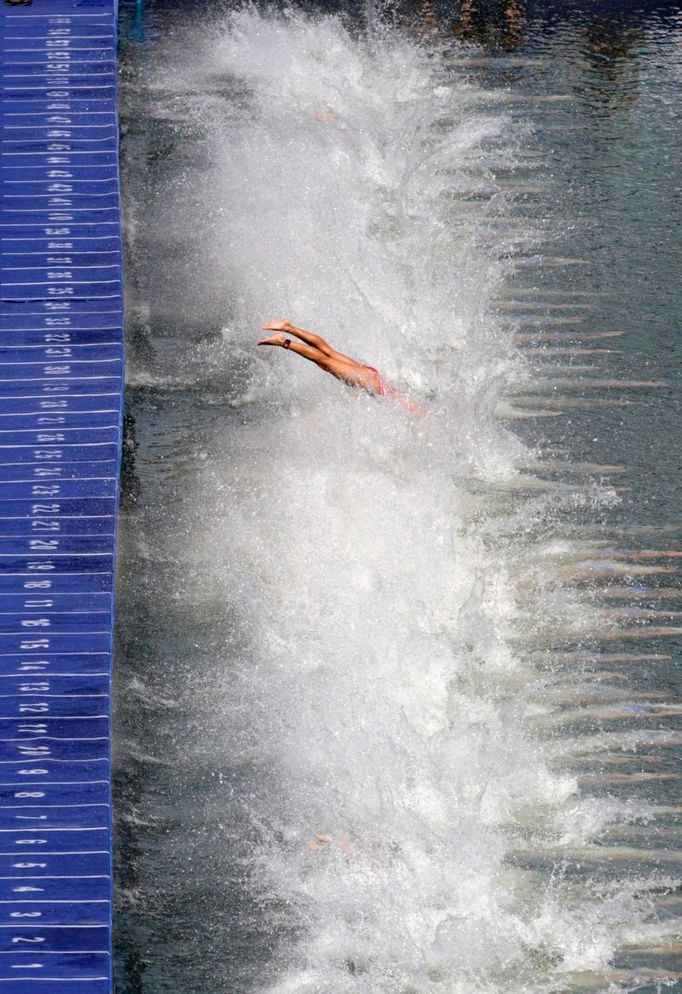 TRIATLON - Opoždění na startu zachytil fotograf při závodech ženských triatlonistek.