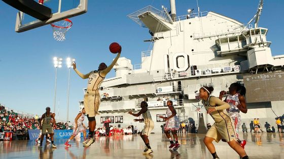 FOTO Koše, smeče, vůně moře. Tak se hraje basket na lodi