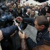 Před soudní budovou se shromáždily stovky demonstrantů - "pro" i "proti" Tymošenkové