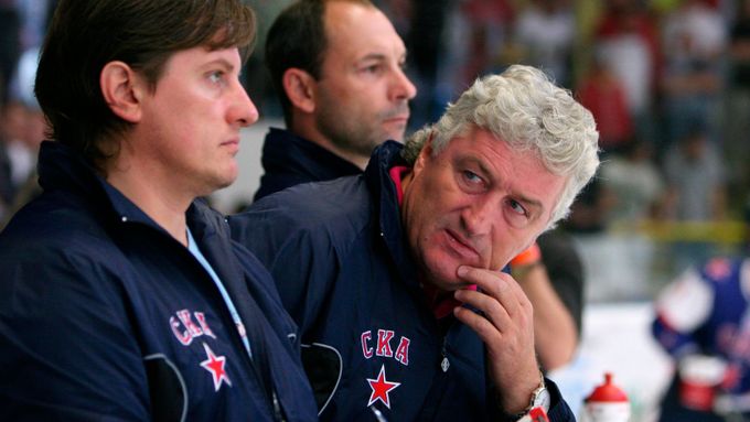 Hokejový trenér Miloš Říha s asistentem Andrejem Potajčukem na střídačce Petrohradu.