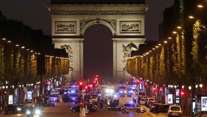Francouzská policie uzavřela Champs-Élysées v Paříži, kde útočník zastřelil policistu.