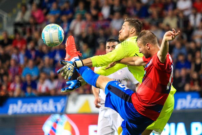 Viktoria Plzeň - FK Karabach, 3. předkolo Ligy mistrů 2016/17. Michal Krmenčík a brankář Sehič