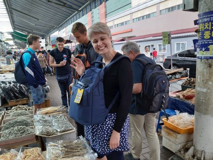 Česká delegace na mezinárodní olympiádě v zeměpisu na korejském tržišti (v popředí Lenka Libusová).