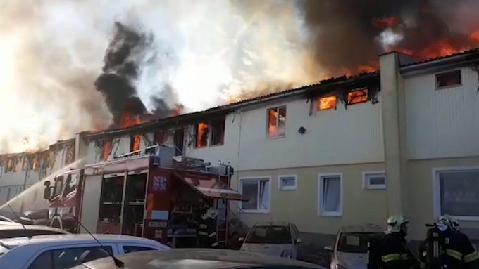 V Plzni hořela ubytovna. Hasiči bojovali s požárem.