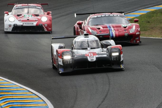 Toyota posádky Sébastien Buemi, Kazuki Nakadžima a Brendon Hartley v závodě 24 hodin Le Mans 2020