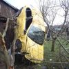 Auto zakliněné v chatce
