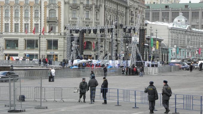 Příprava scény na Manéžním náměstí. Zde se budou konat hlavní oslavy