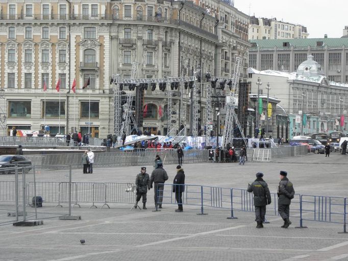 Příprava scény na Manéžním náměstí. Zde se budou konat hlavní oslavy