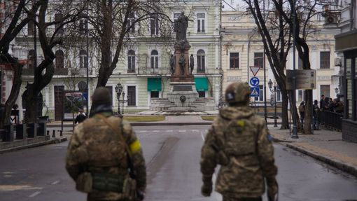 Ukrajinské jednotky hlídají ulice města Oděsa na jihu Ukrajiny.