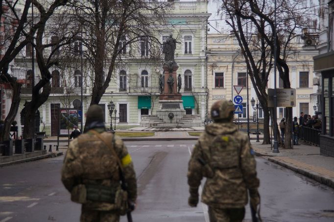 Ukrajinské jednotky hlídají ulice města Oděsa na jihu Ukrajiny.