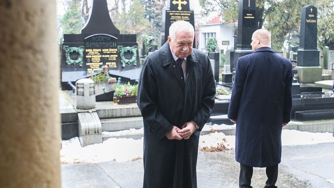 Václav Kalus se klaní Václavu Havlovi v prosinci 2012 před jeho hrobem.