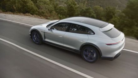 VIDEO: Jaguar, Volkswagen a Porsche vyzývají Teslu na souboj