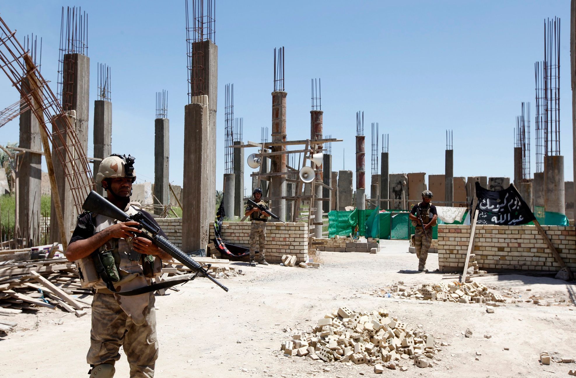 Irácký voják hlídkuje západně od Bagdádu.