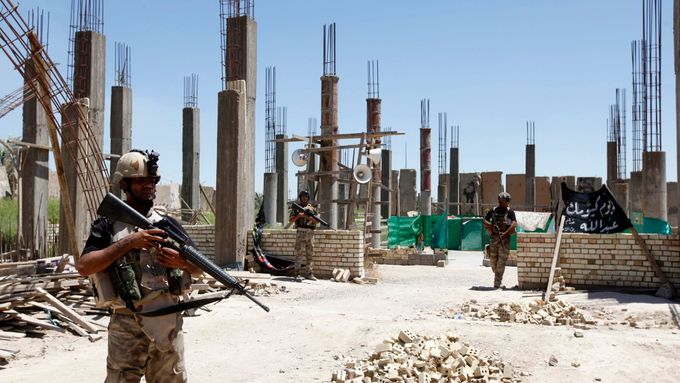 Irácký voják hlídkuje západně od Bagdádu.