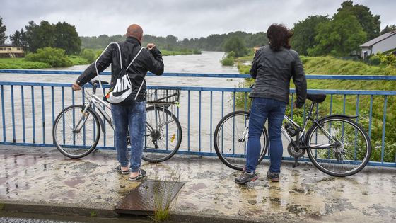 Obrazem: Stovky pytlů s pískem a zatopené sklepy. Povodně neustoupily ani o víkendu