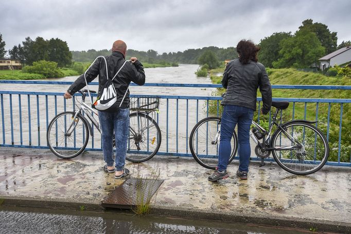 Řeka Odra v Bohumíně dosáhla druhého povodňového stupně a začala se vylévat z břehu. Obyvatelé Bohumína s obavami sleduje stoupající hladinu Odry.