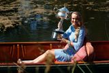 Trofej Dafne Akhurstové zase získala při premiérové výhře na grandslamu Caroline Wozniacká.