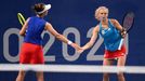 Barbora Krejčíková a Kateřina Siniaková v druhém kole čtyřhry na OH 2020