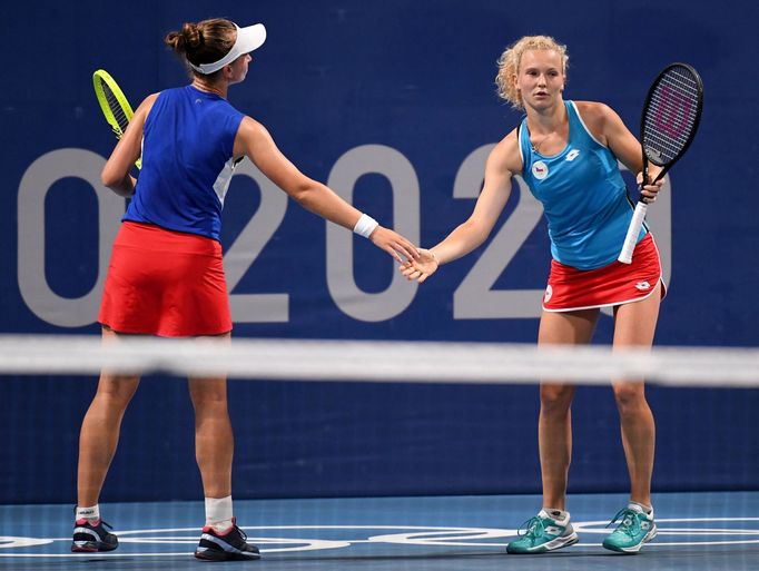 Barbora Krejčíková a Kateřina Siniaková v druhém kole čtyřhry na OH 2020