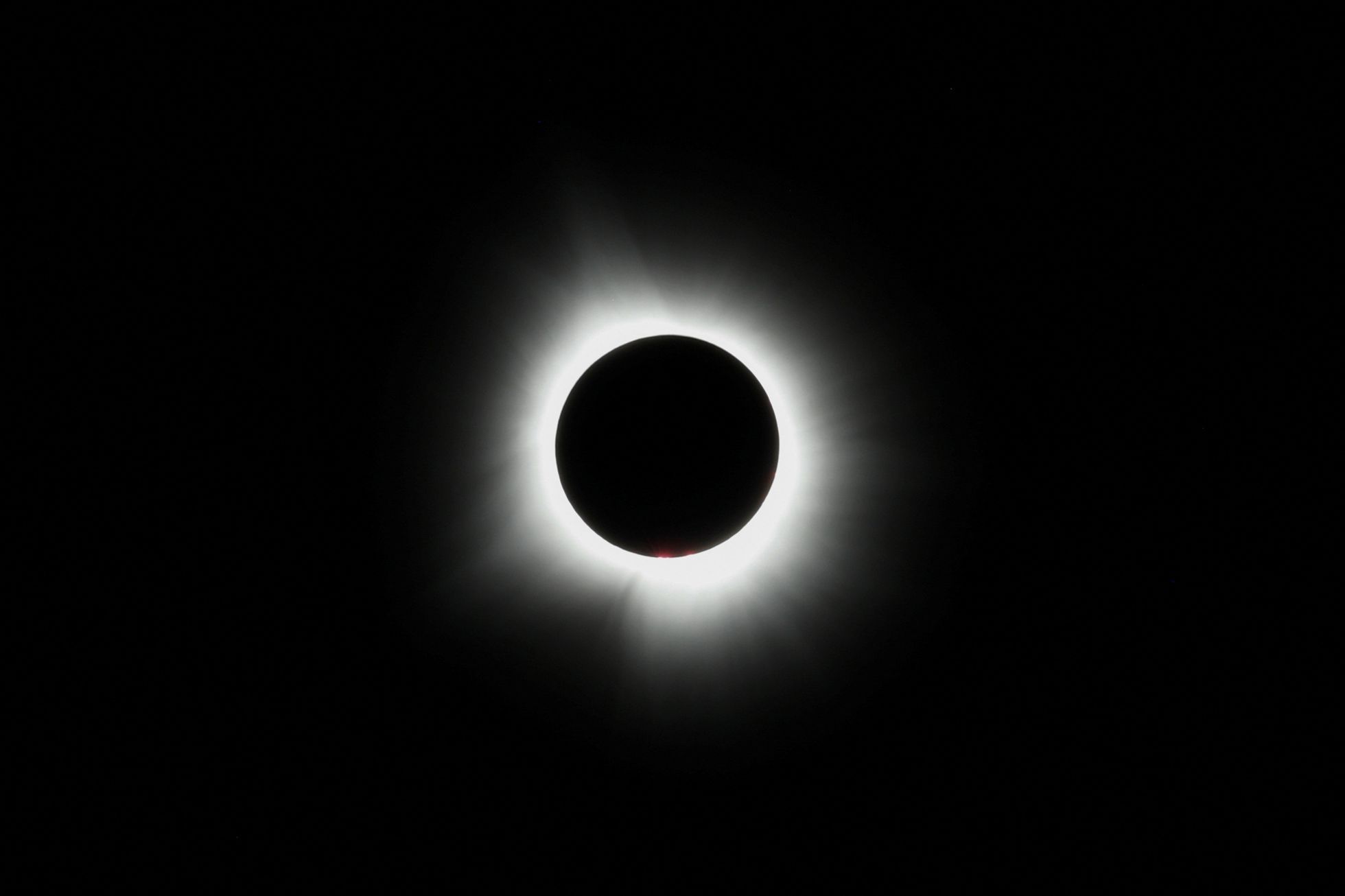 Total solar eclipse darkens skieÚplné zatmění Slunce zatemnilo oblohu nad částí Severní Amerikys over parts of North America
