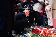 "Hanba, estébáku!" Babiš přišel položit květiny na Národní, osprchovaly ho nadávky