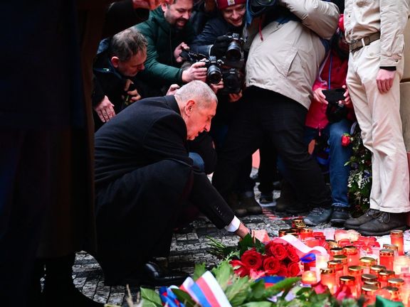 Střípky z oslav 17. listopadu na Národní třídě. Květiny k pietnímu místu přišli položit zástupci končící vlády i představitelé hnutí ANO či Motoristů sobě. SPD chybělo.