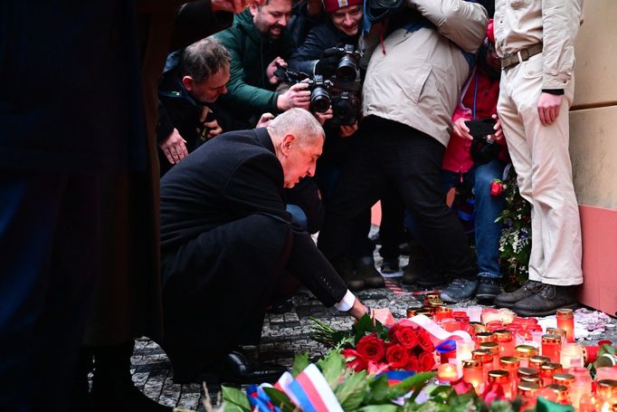 Na pražskou Národní třídu dorazil šéf ANO Andrej Babiš, společně s místopředsedy hnutí Alenou Schillerovou a Karlem Havlíčkem položili květiny u pietního místa.