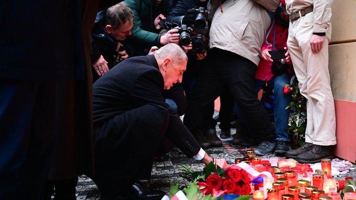 "Hanba, estébáku!" Babiš přišel položit květiny na Národní, osprchovaly ho nadávky