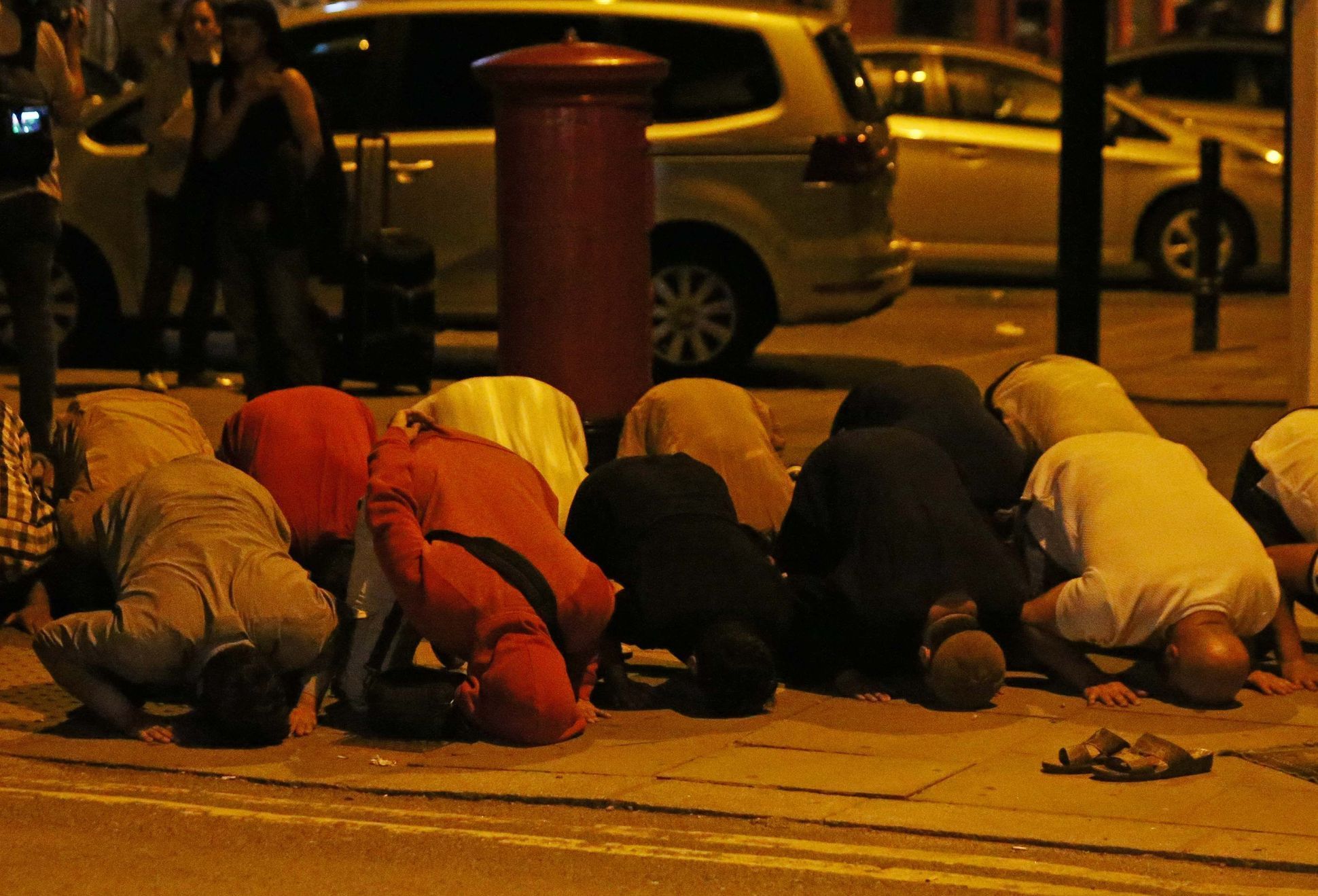 Muslimové se modlí nedaleko londýnské mešity, kde do chodců najela dodávka