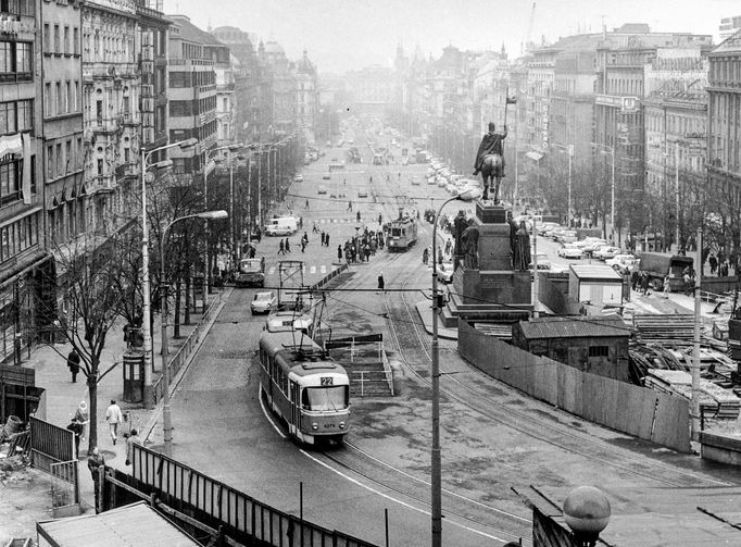 Historická fotografie zachycující provoz tramvajové linky na Václavském náměstí, která zde byla v provozu mezi lety 1884-1980.