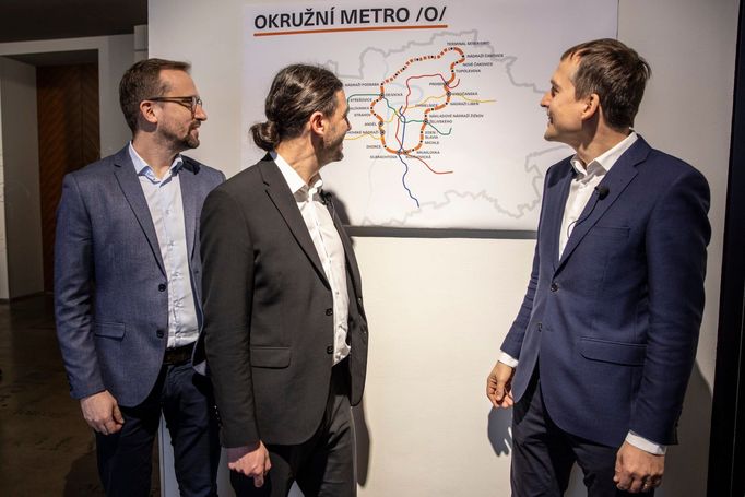 Pavel Vyhnánek, Adam Scheinherr a Jan Čižinský z politického uskupení Praha Sobě představili plán na novou linku metra O.