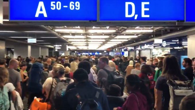 Policie evakuovala část letiště ve Frankfurtu kvůli cestujícímu, který zmizel po odbavení