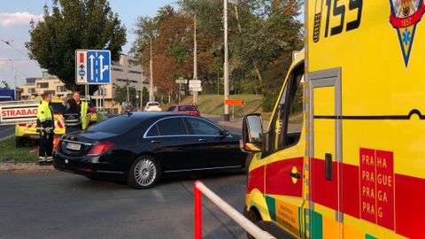 Jedenáct lidí se zranilo při ranní nehodě autobusu v Praze