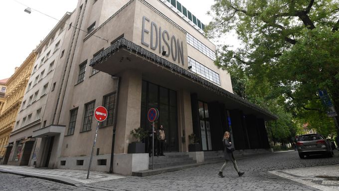 Kino Edison Filmhub, sídlící ve funkcionalistické budově bývalé trafostanice u Jindřišské věže v Praze, začne znovu promítat nejdřív na přelomu května a června.