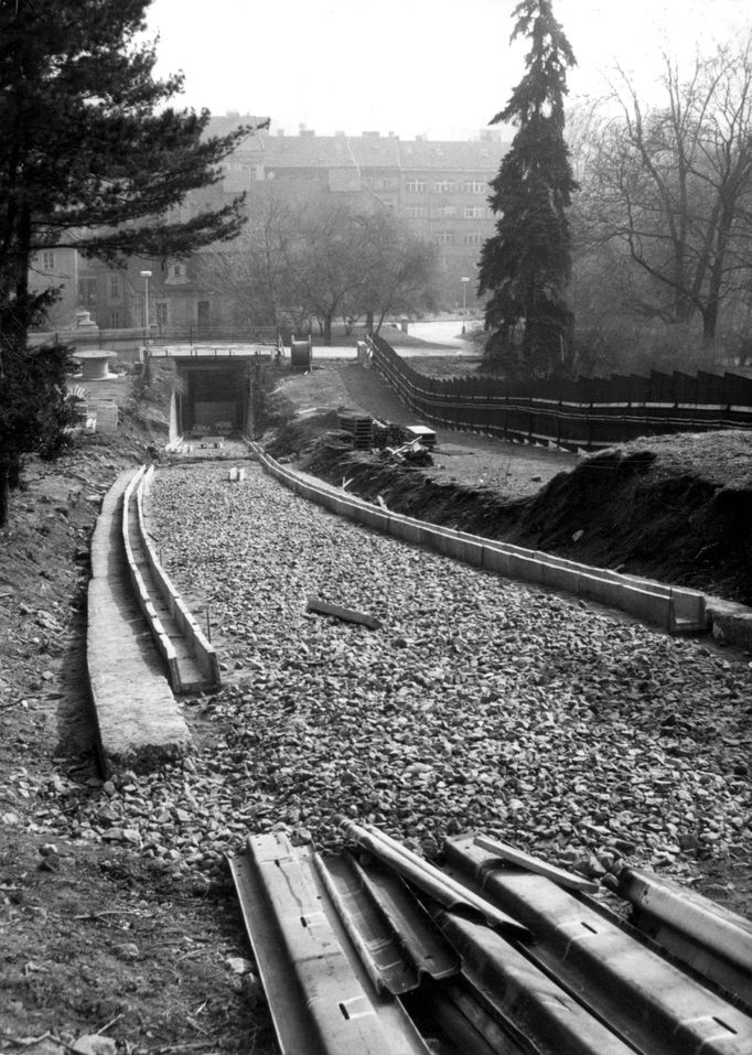 Archivní fotografie z historie lanové dráhy na Petřín. Nedatováno