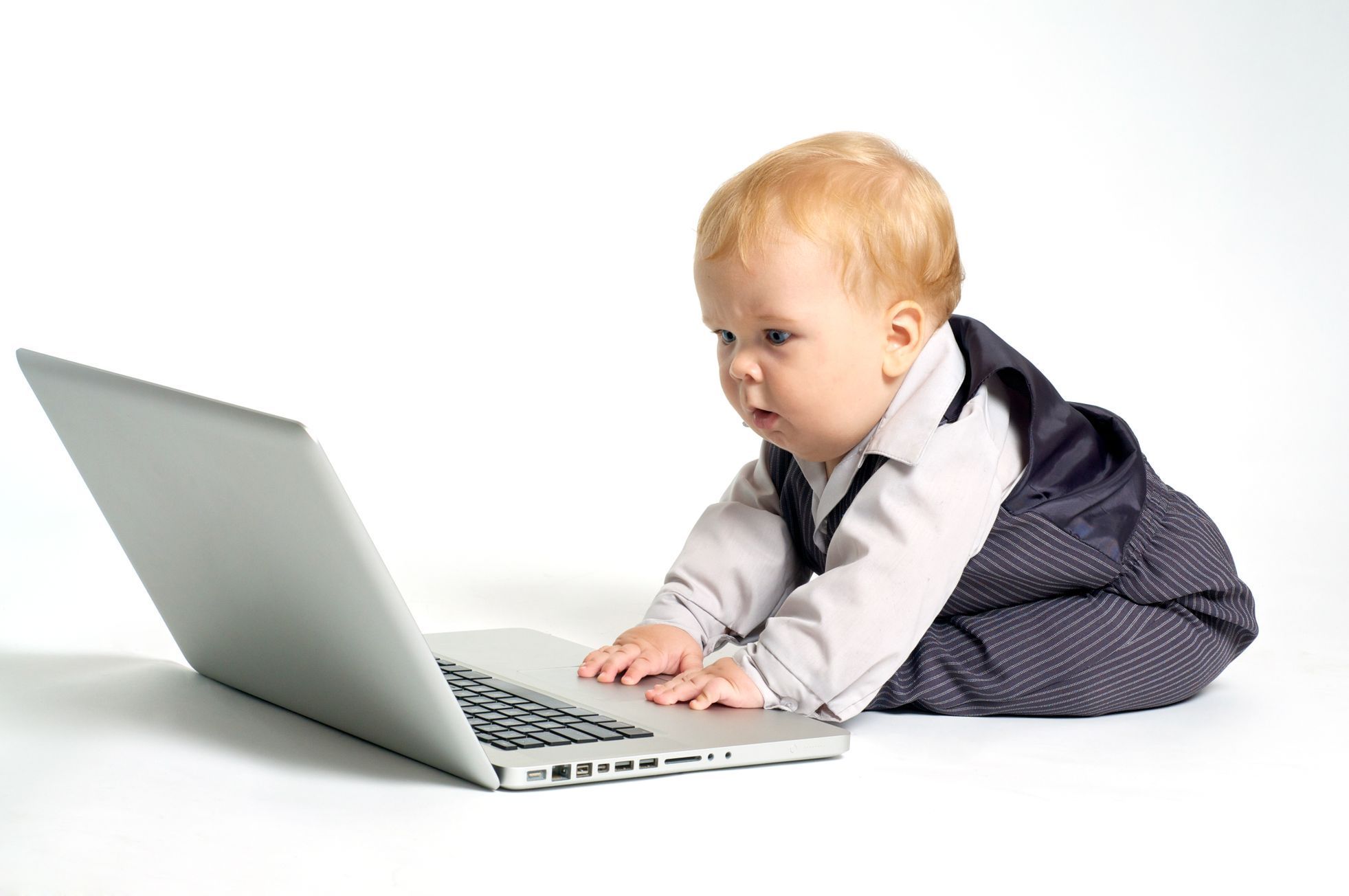 Malé dítě s počítačem, ilustrační foto
