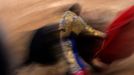 Spanish bullfighter Cesar Jimenez performs during the fifth bullfight of the San Fermin festival in Pamplona July 11, 2012. REUTERS/Vincent West (SPAIN - Tags: ANIMALS SOCIETY) Published: Čec. 11, 2012, 8:03 odp.